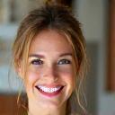 Portrait de Marie Claire, une cliente souriante.